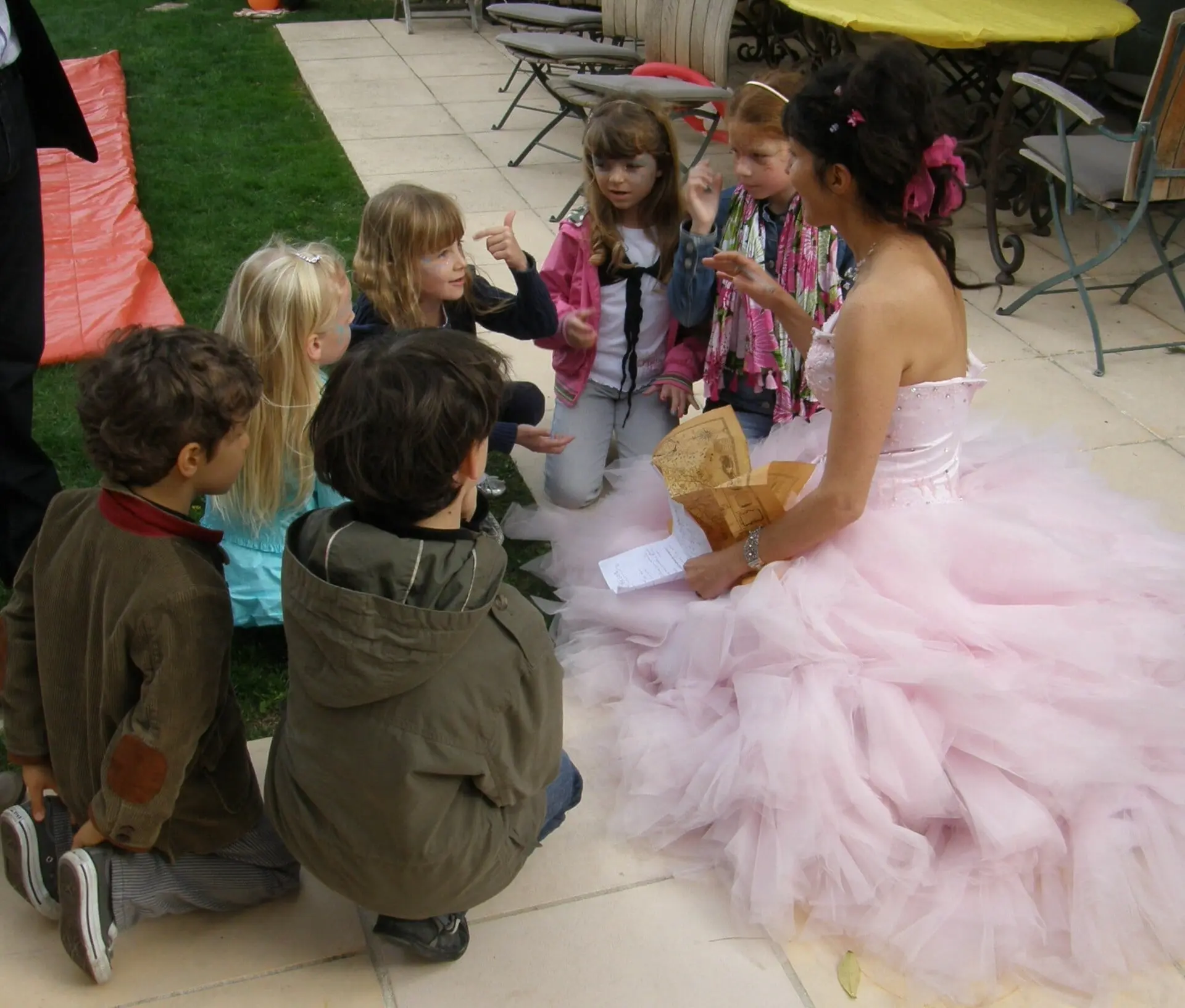 Danny le Magicien propose son Animation Chasse au Trésor pour l'Anniversaire d'un Enfant à Monaco. La Fée Wendy avec sa superbe robe rose, donne les indices aux enfants. Ils sont prêt à partir pour la quête du Trésor.