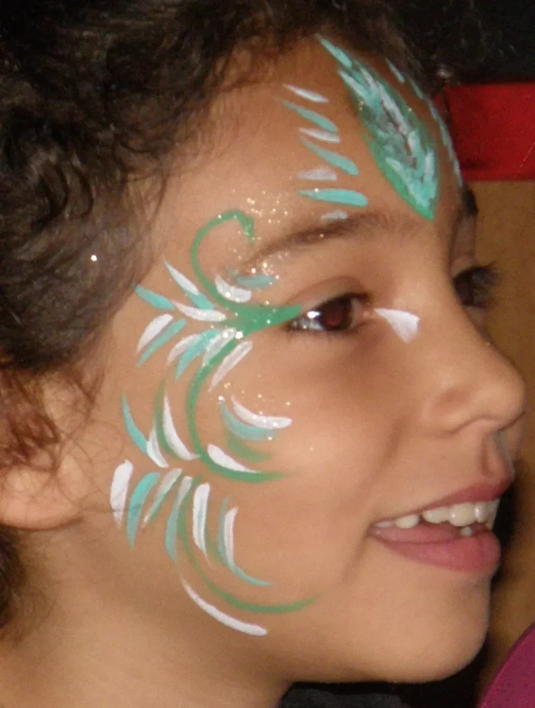 Danny le Magicien propose pour l'anniversaire d'une Enfant un maquillage Artistique vert et blanc