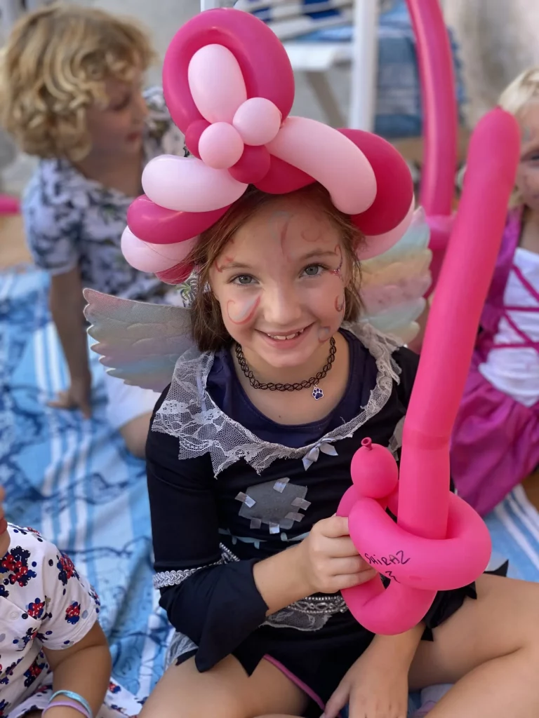 Danny le Magicien propose un château rose et un épée rose en ballon pour l'Anniversaire d'un Enfant à Biot.