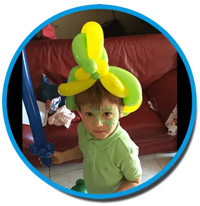 Danny le Magicien propose un chapeau en ballon vert et jaune pour l'Anniversaire d'un Enfant.