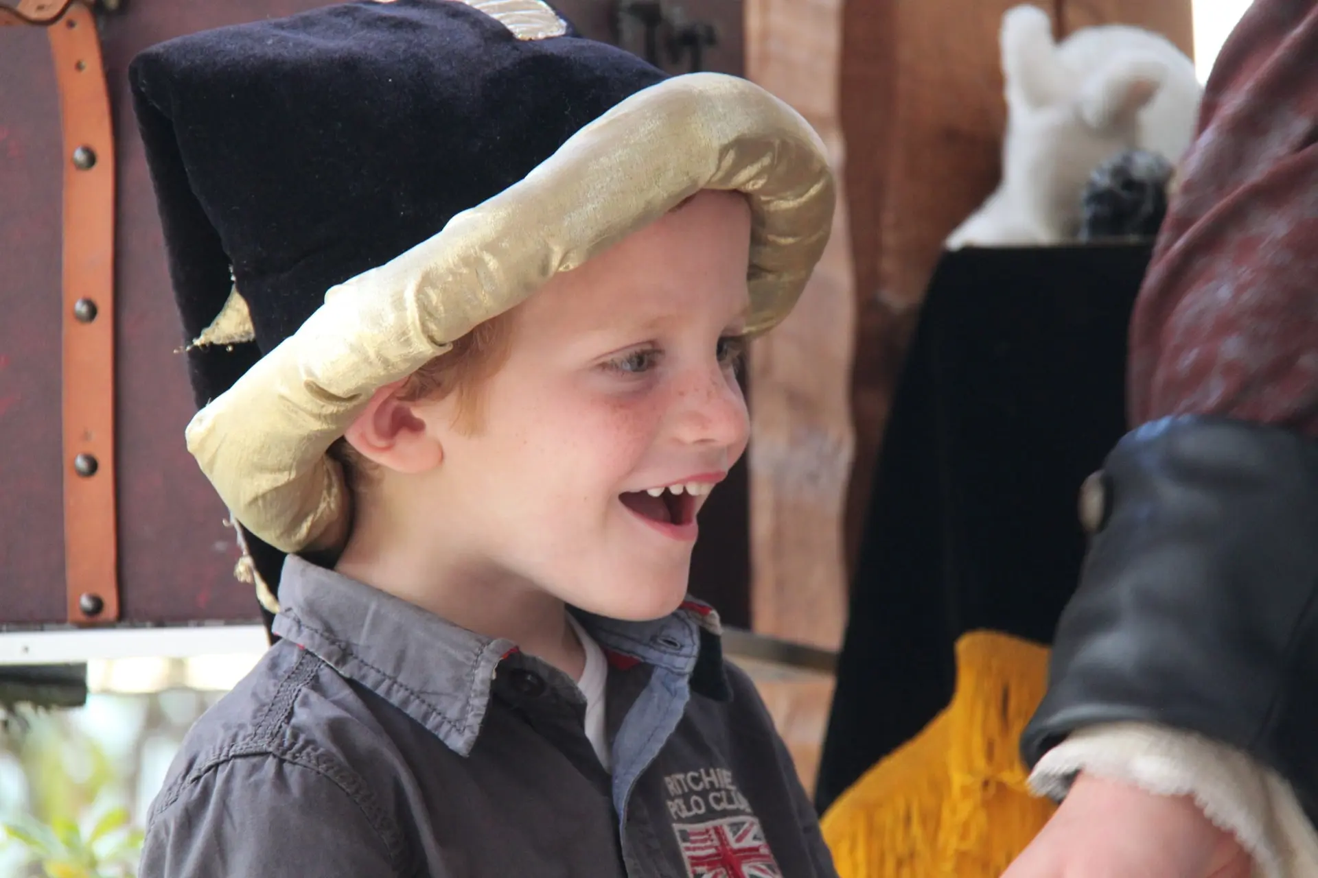 Danny le Magicien en spectacle pour l'Anniversaire d'un Enfant à Cannes. L'Enfant est ébahi avec son chapeau de Magicien sur le tête.