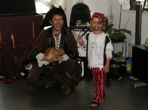 Danny le Magicien Pirate en Spectacle pour l'Anniversaire d'un Enfant à Antibes-Juan les pins. Le petit garçon est habillé également en pirate et se réjouit de l'apparition du lapin.