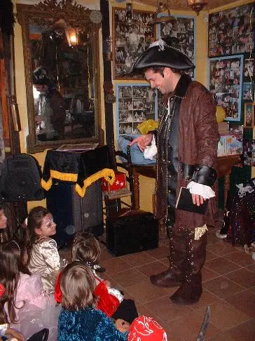 Danny le Magicien Pirate en spectacle pour Enfants au Restaurant l'Esquinade à Pampelone à Saint Tropez. En bel habit de Pirate devant les Enfants et un décor de pirate.