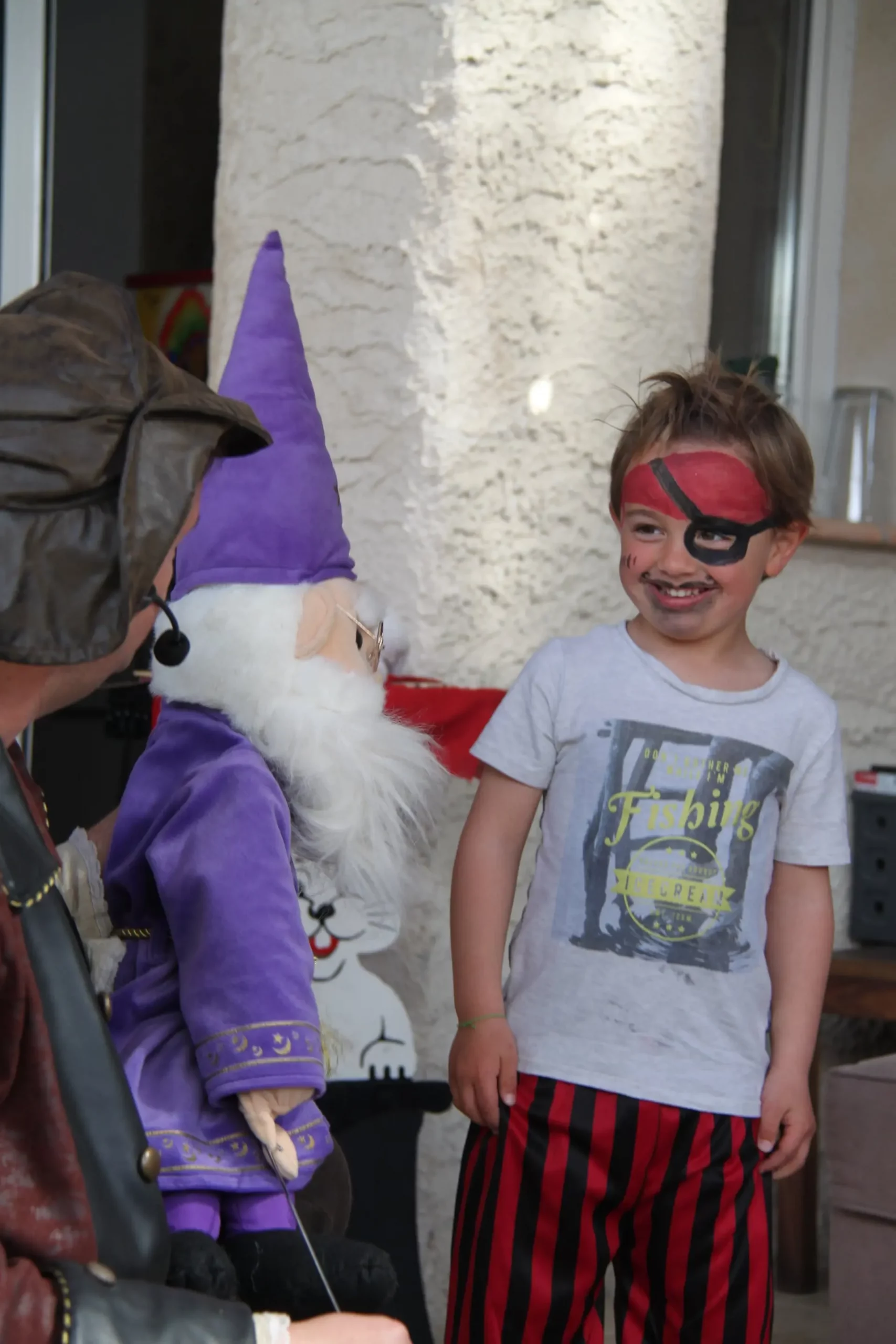 Danny le Magicien en spectacle de Magie avec Merlin l'Enchanteur et un petit garçon habillé en pirate pour son Anniversaire